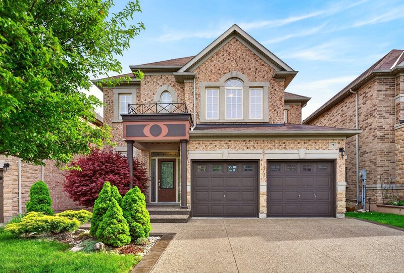 SPACIOUS FAMILY HOME ON SOUGHT AFTER HAMILTON MTN
